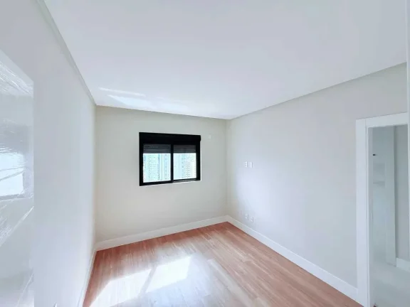 Imagem Apartamento sem mobilia com 4 dormitórios sendo 4 suítes e 4 vagas de garagem em Balneário Camboriú