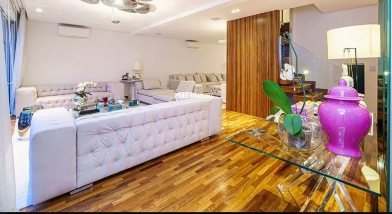 Imagem Imperdível oportunidade de adquirir uma casa no Pacaembu, São Paulo-SP, com 3 quartos, 3 suítes, 3 salas, 5 vagas de garagem e 380m².