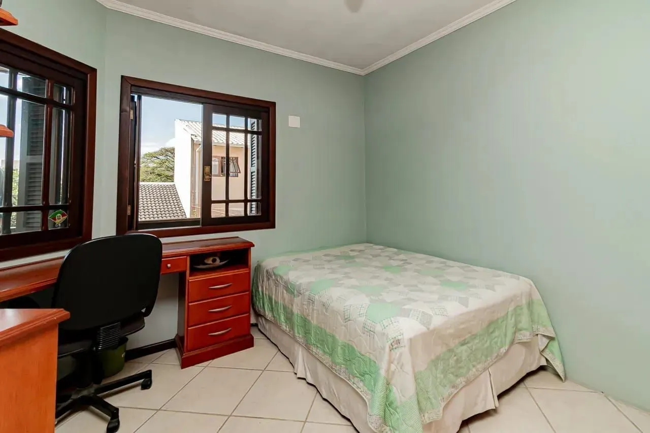 Imagem Casa com 4 dormitórios e 2 pavimentos em ótimo estado de conservação .