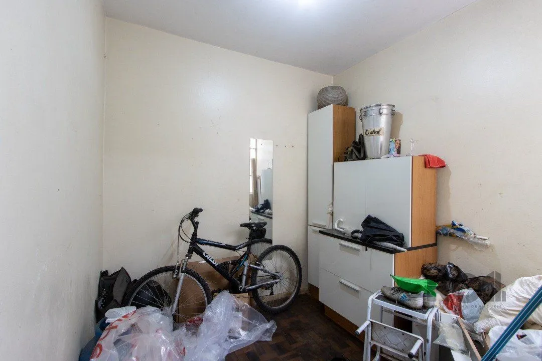 Imagem Apartamento com 70m² de área privativa, possui 3 dormitórios, sala para 2 ambientes, banheiro social, cozinha com móveis planejados e área de serviço.