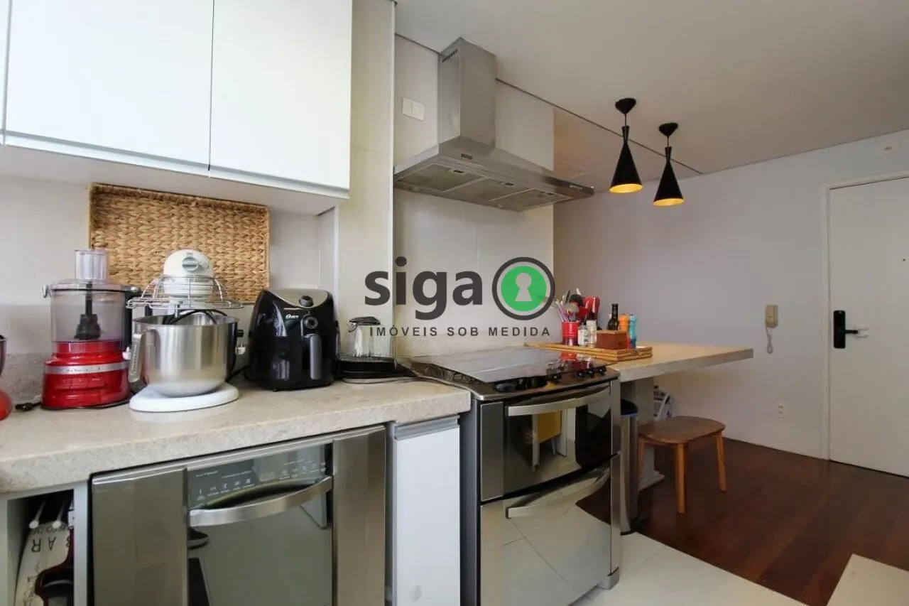 Imagem Apartamento sofisticado em Moema com reforma impecável e 2 vagas fixas.