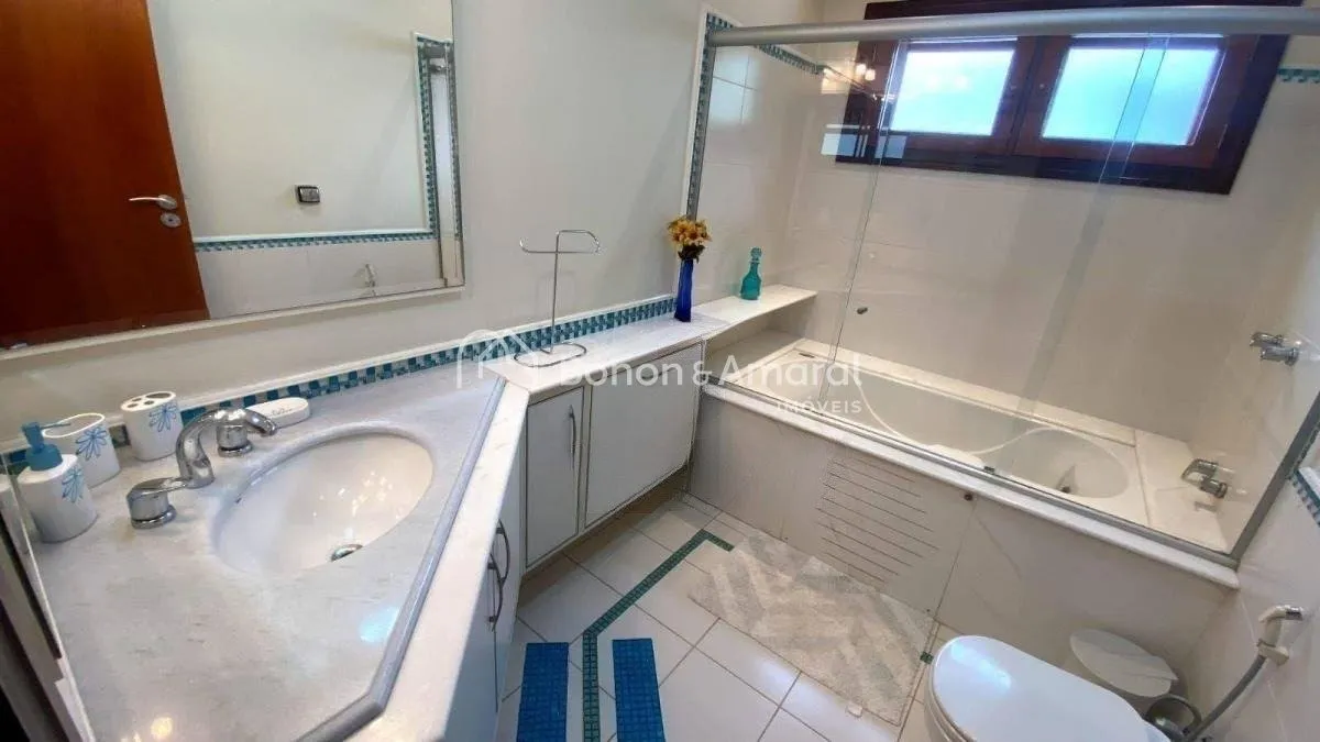 Imagem Casa em condomínio com 500 m² e 5 quartos