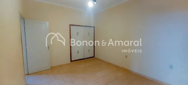 Imagem Casa com 3 Quartos sendo 1 suíte e 3 banheiros à Venda, 211 m²