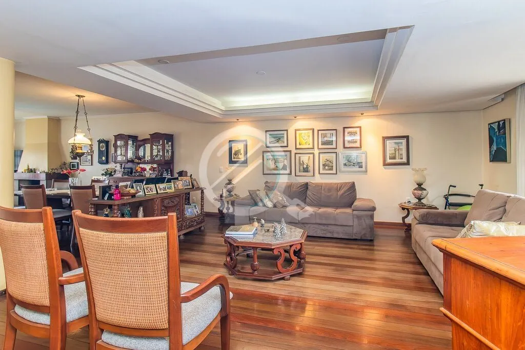 Imagem Casa com Living para três ambientes muito amplos com lareira e lavabo, copa cozinha com sacada para...