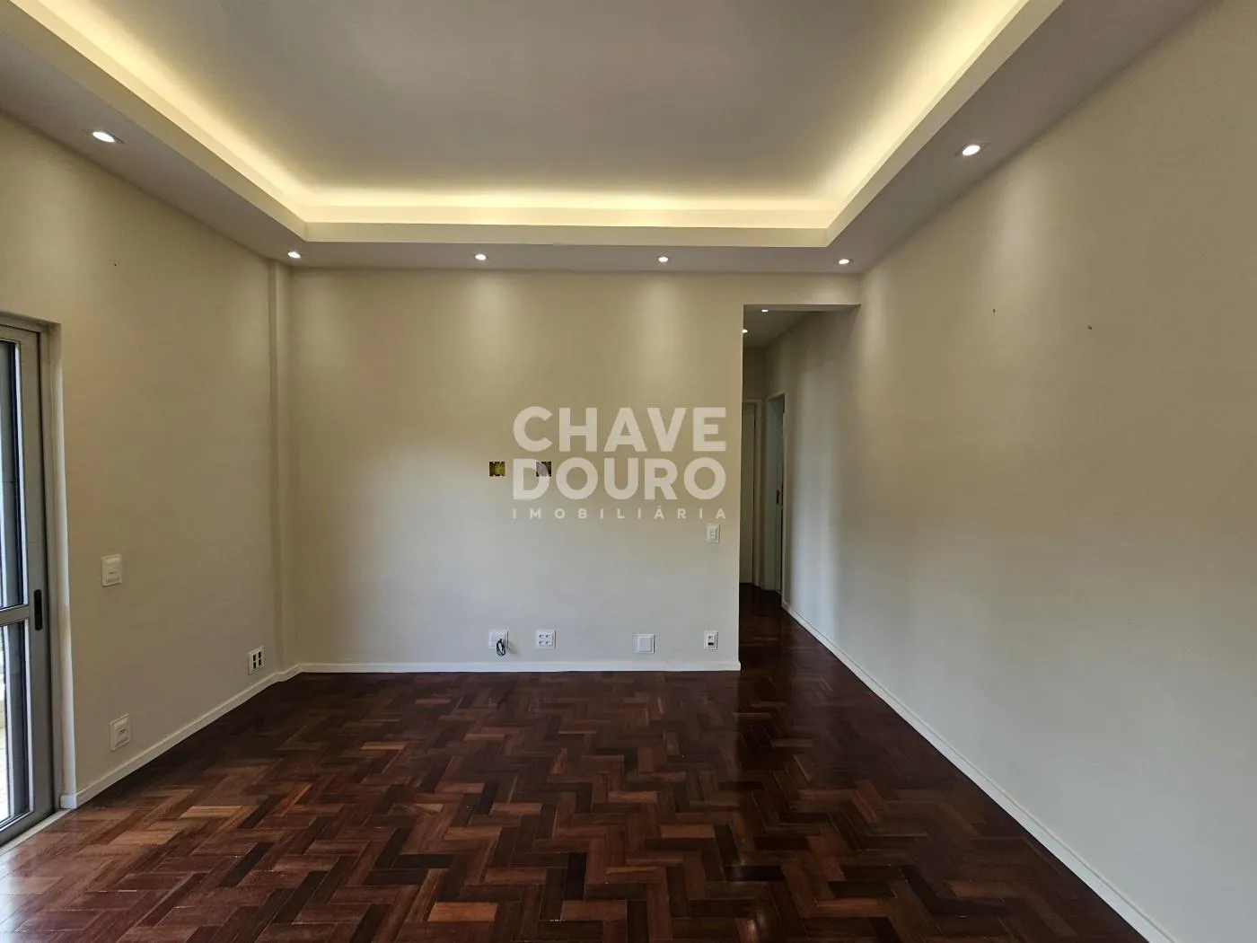 Imagem Apartamento de 2 quartos + dependência, varanda, 2 vagas e elevador.