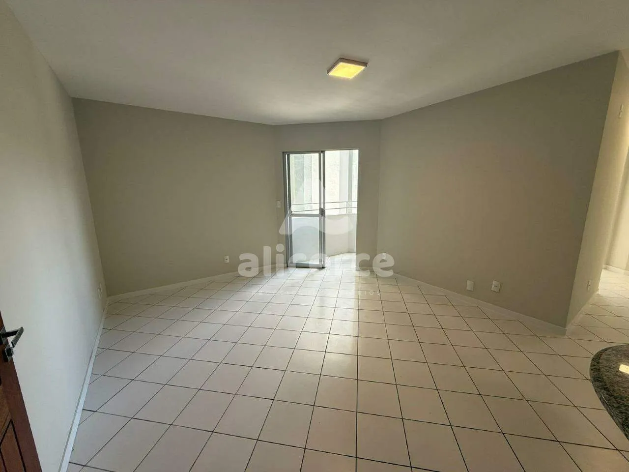 Imagem Apartamento recém reformado, 3 dorm. com suíte, sol da manhã e vista livre em Barreiros - São José - SC