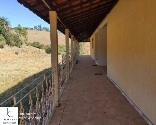 Imagem Sítio , próximo à São Lourenço MG, topografia plana, energia el?(C)trica instalada, muita água, lago, ducha natural, casa grande, estrada boa.