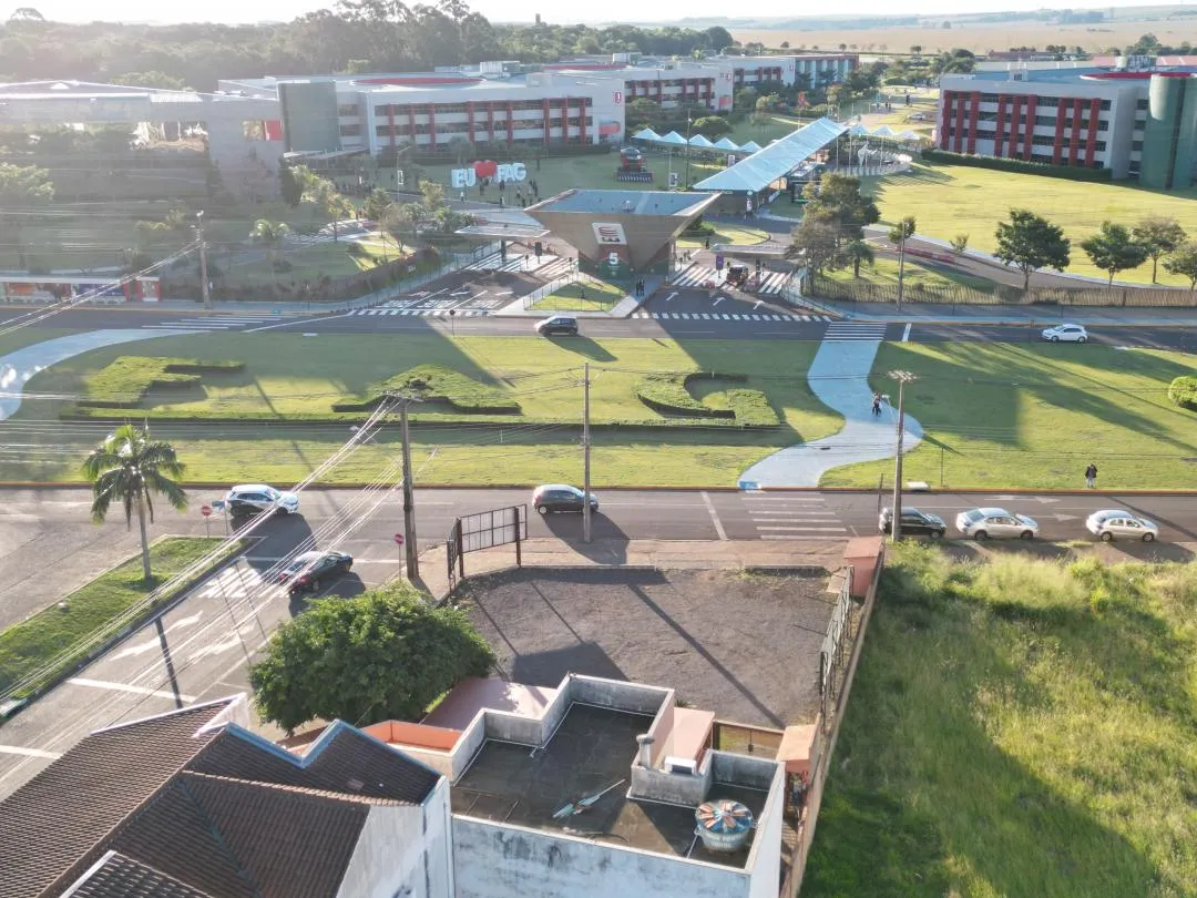 Imagem Terreno de esquina com sala comercial e apartamento, Bairro Fag, Cascavel - Venda