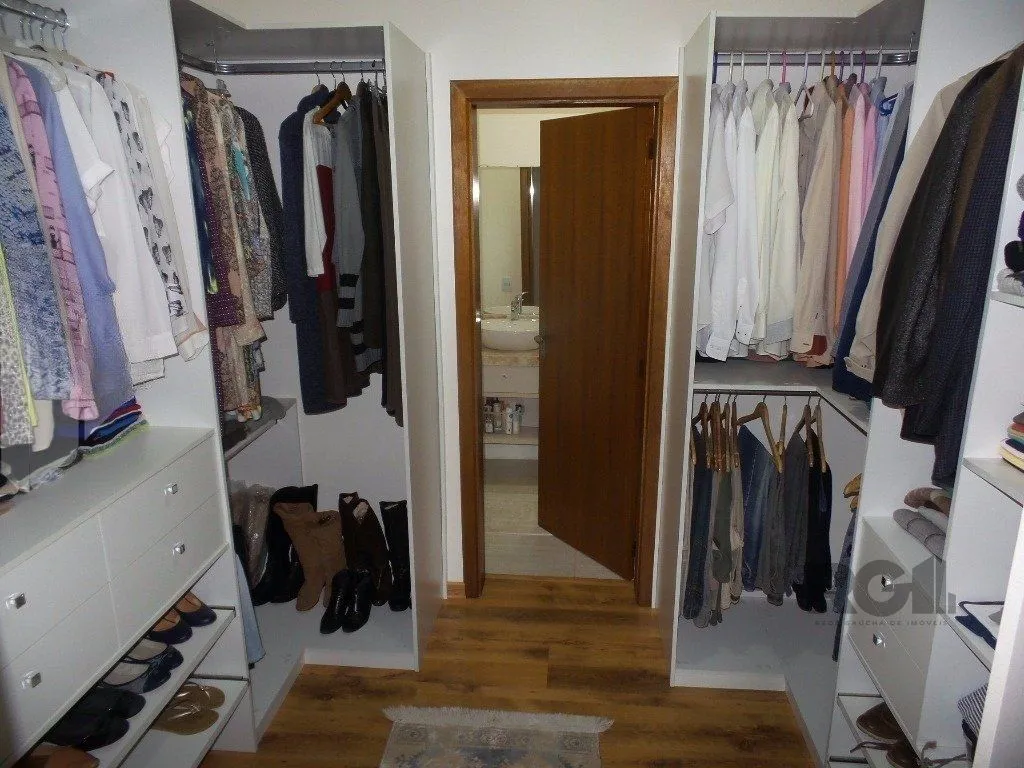 Imagem Excelente casa em condomínio com 3 dormitórios e 4 vagas.