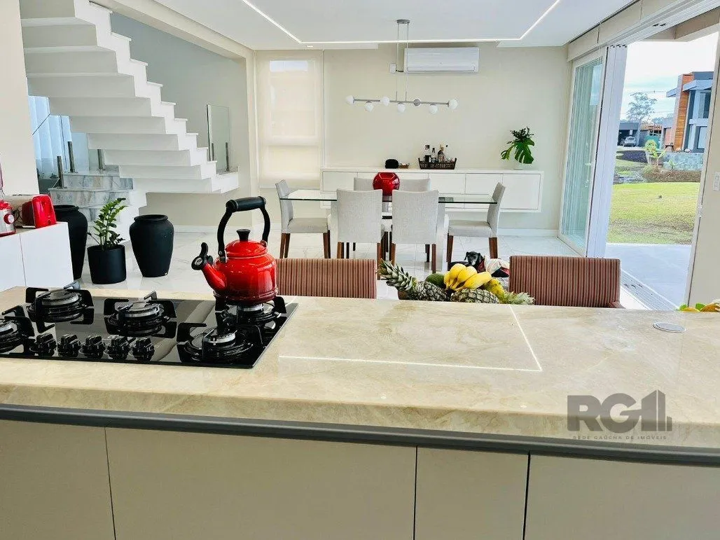 Imagem Casa para Comprar com 3 Suítes em Lote Molhado no Península Ponta da Figueira