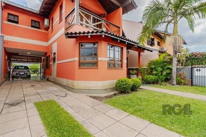 Imagem Excelente casa de 209m² com 3 dormitórios, piscina e 3 vagas de garagem.