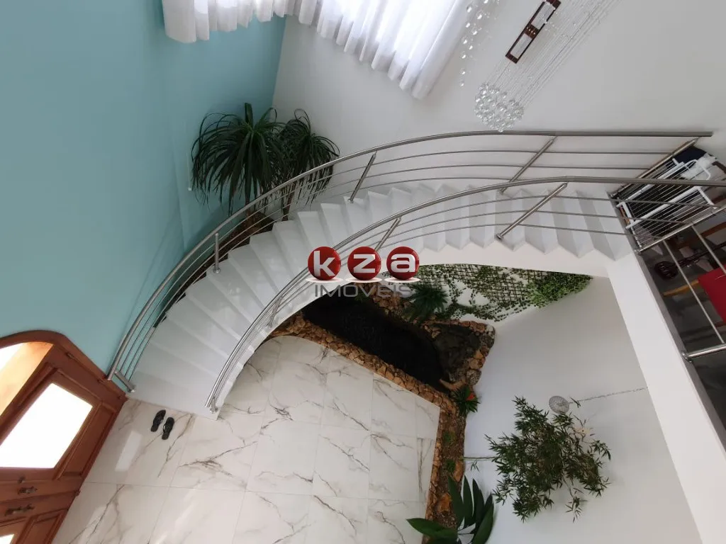 Imagem Casa de luxo no Condomínio Portal do Lago: 4 suítes, 3 salas, 7 banheiros, 2 vagas, 541m² em Valinhos-SP. Venda ou locação.