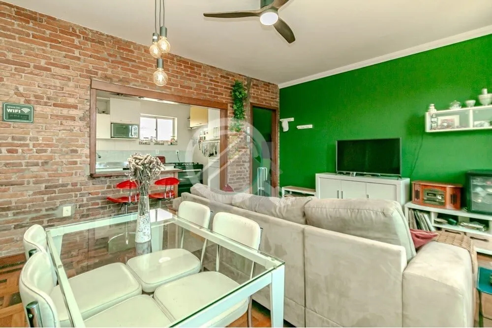 Imagem Descubra o charme deste aconchegante apartamento localizado na vibrante Cidade Baixa, um dos bairros...