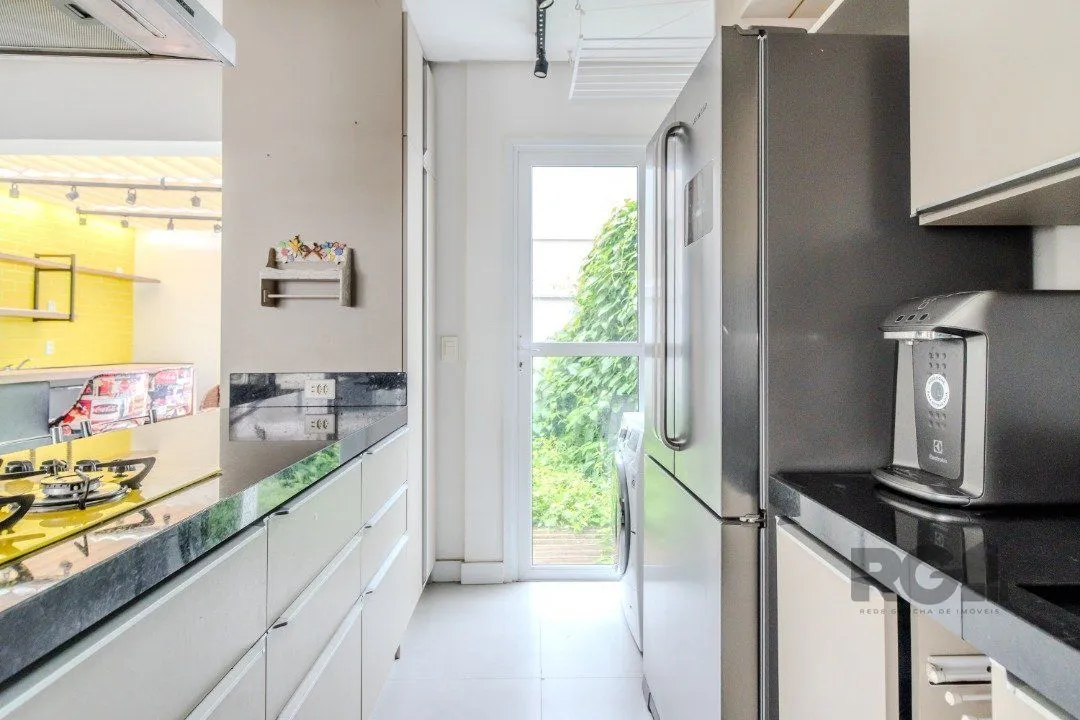 Imagem Casa impecável e mobiliada, com 3 niveis, possui 3 dormitórios sendo 1 suíte, 4 banheiros.