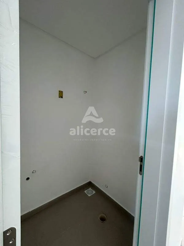 Imagem Sobrado à venda com 2 quartos 2 suítes, 87m² em Forquilhas São José