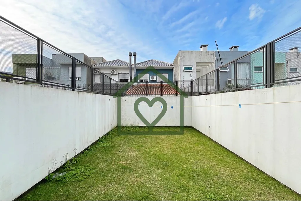 Imagem Este belo sobrado de 96m² oferece 3 dormitórios, incluindo 1 suíte com sacada. 
 A área social c...