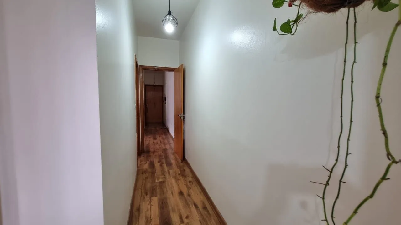 Imagem Aproveite o sol e a vista, apartamento para venda de frente com sacada, 2 dormitórios com 1 vaga no bairro Santana em Porto Alegre/RS.