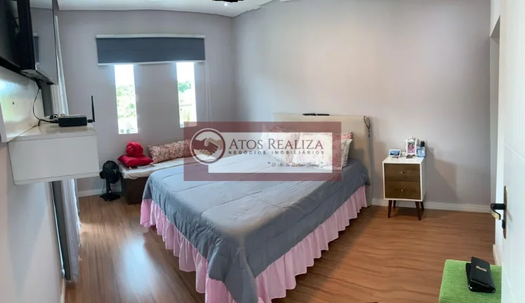 Imagem Vendo SUPER imóvel no Jardim casa grande. Lindo sobrado em uma Área total de 380m², com área útil 215m², esse imóvel conta com 3 Dormitórios, sendo 2 Suítes com Closet, sala de Tv, sala e cozinha conceito aberto, 2 vagas de garagem cobertas, muitos espaço