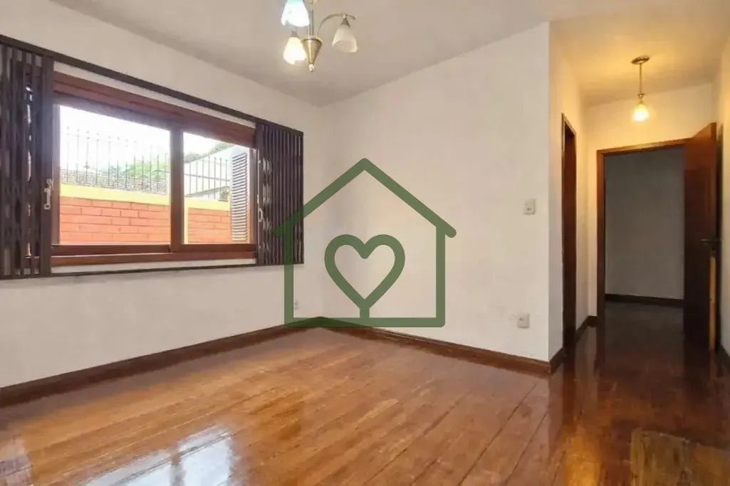 Imagem Casa residencial com 3 dormitórios, sendo 1 suíte. Um dos dormitórios conta com móveis planejado...
