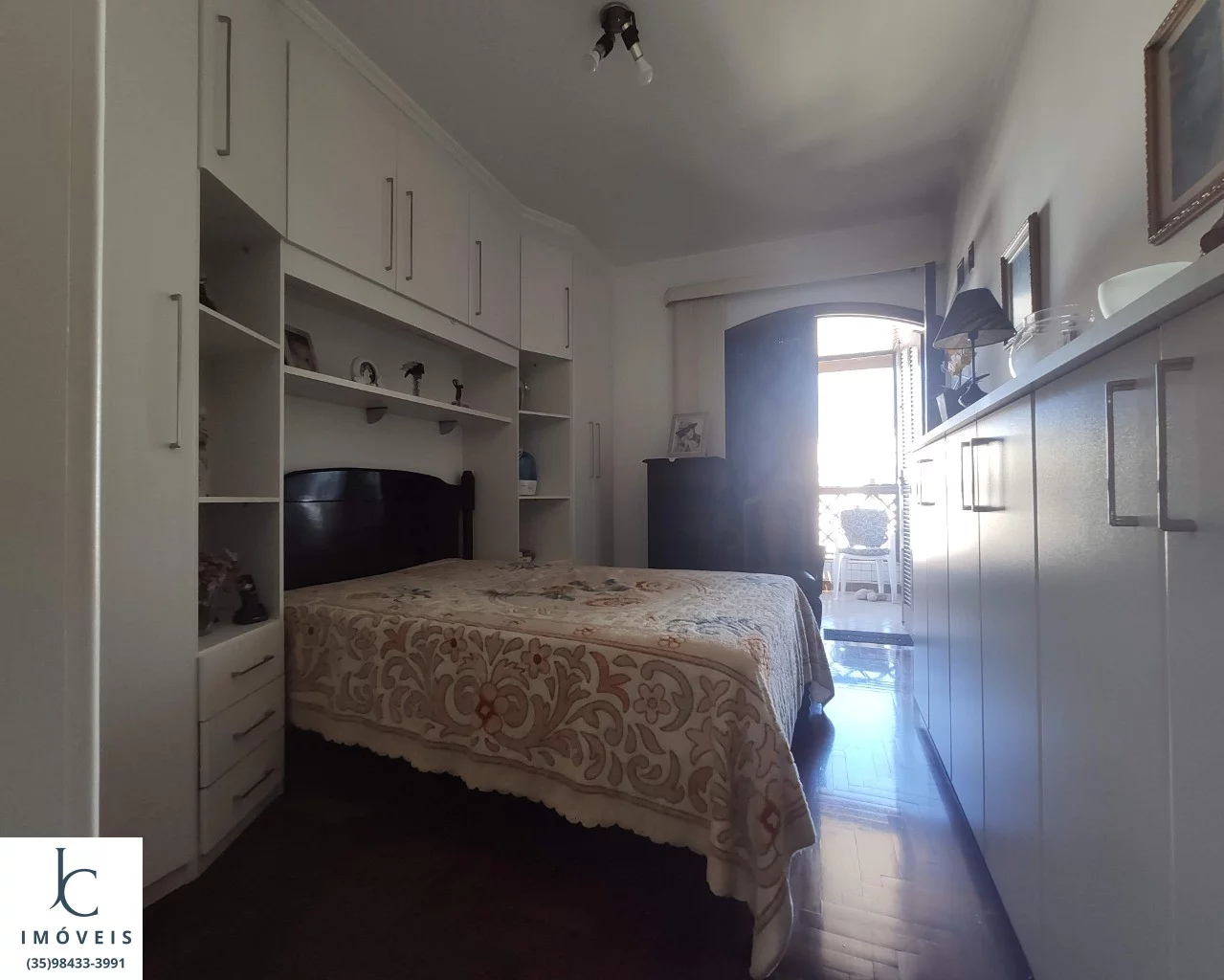 Imagem Maravilhoso apartamento à venda no centro de São Lourenço MG. Sala e quarto com varanda. Edifício com piscina, sauna, salão de jogos e de festas
