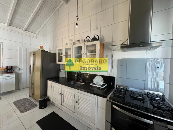 Imagem Maravilhosa Casa à Venda na Martim de Sá - 4 Quartos, 2 Suítes, 3 Salas, 2 Banheiros, 12 Vagas de Garagem, 230 m²!