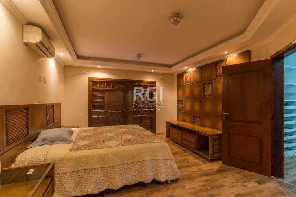 Imagem Sobrado para Venda - 499.98m², 4 dormitórios, sendo 3 suites, 4 vagas - Jardim Ipiranga