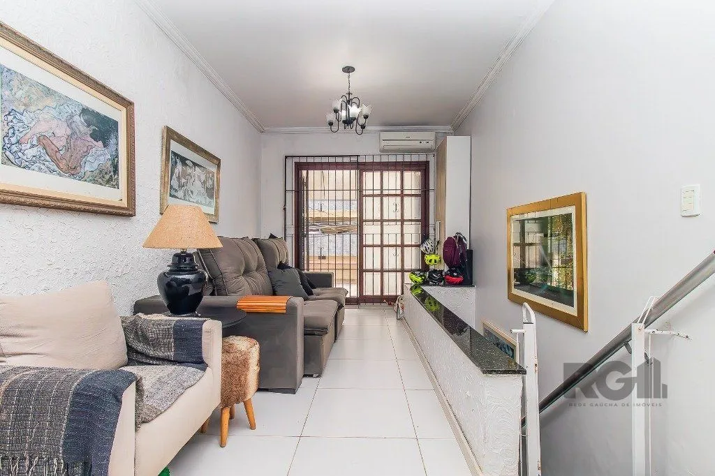 Imagem Casa para Venda - 110m², 2 dormitórios, sendo 1 suítes, 2 vagas - Menino Deus