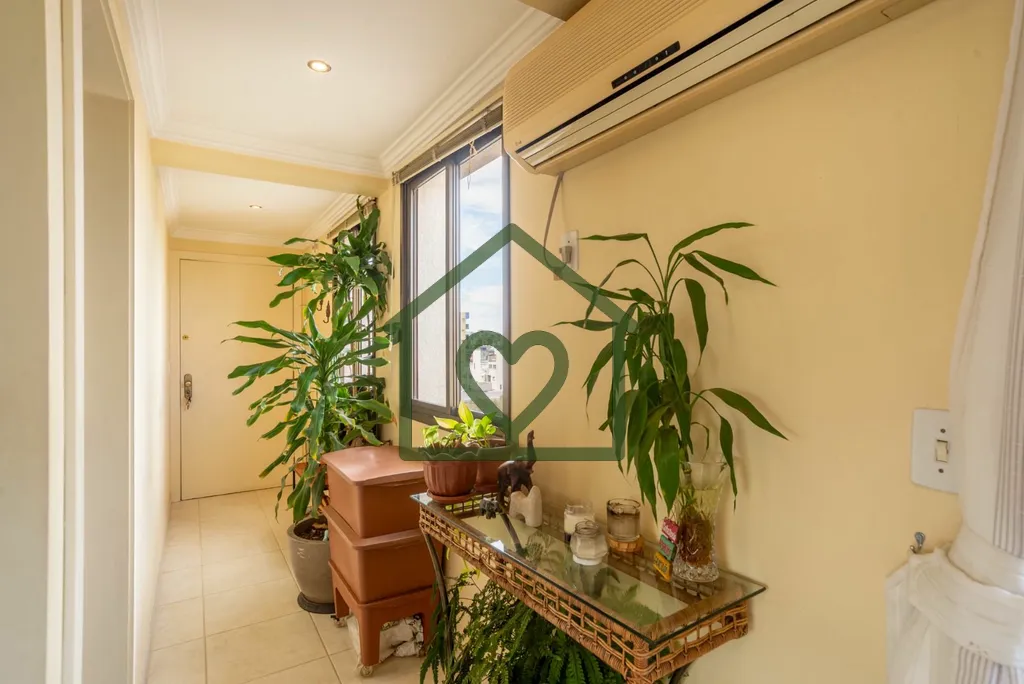 Imagem Excelente apartamento no bairro Menino Deus com 2 dormitórios, sendo 1 suíte. Possui living para 2...