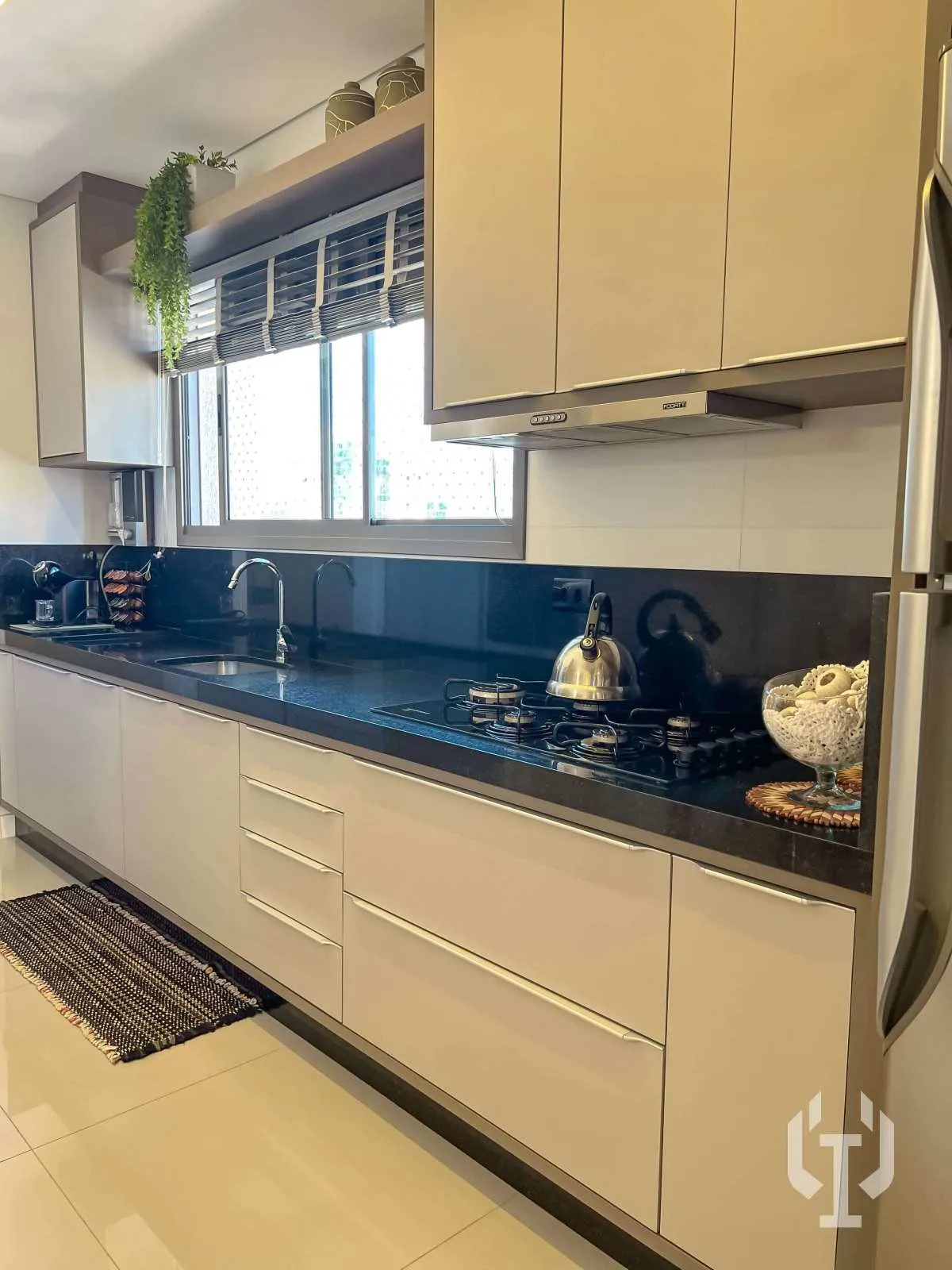 Imagem Apartamento mobiliado de 3 suítes e 2 vagas de garagem no Centro de Itapema