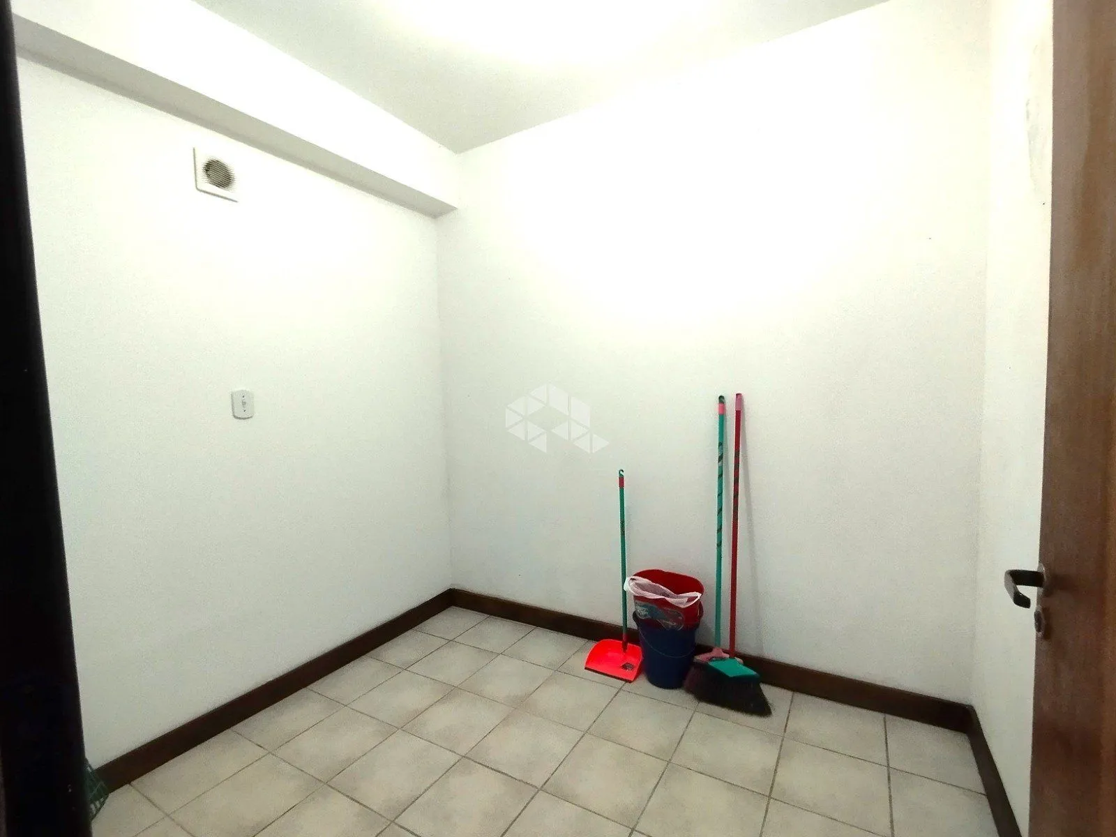Imagem CONJUNTO COMERCIAL PODENDO FACILMENTE SER TRANSFORMADO EM APTO GARDEN