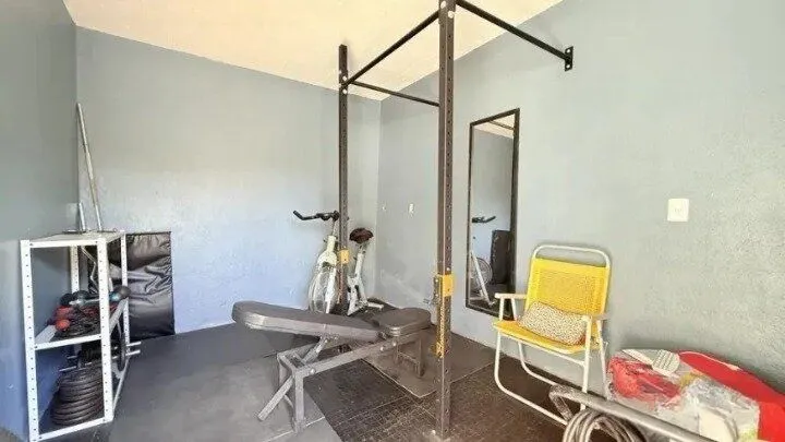 Imagem Casa de 4 dormitórios, uma suíte, pátio com piscina nos fundos e espaço para até 3 carros no Chácara das Pedras