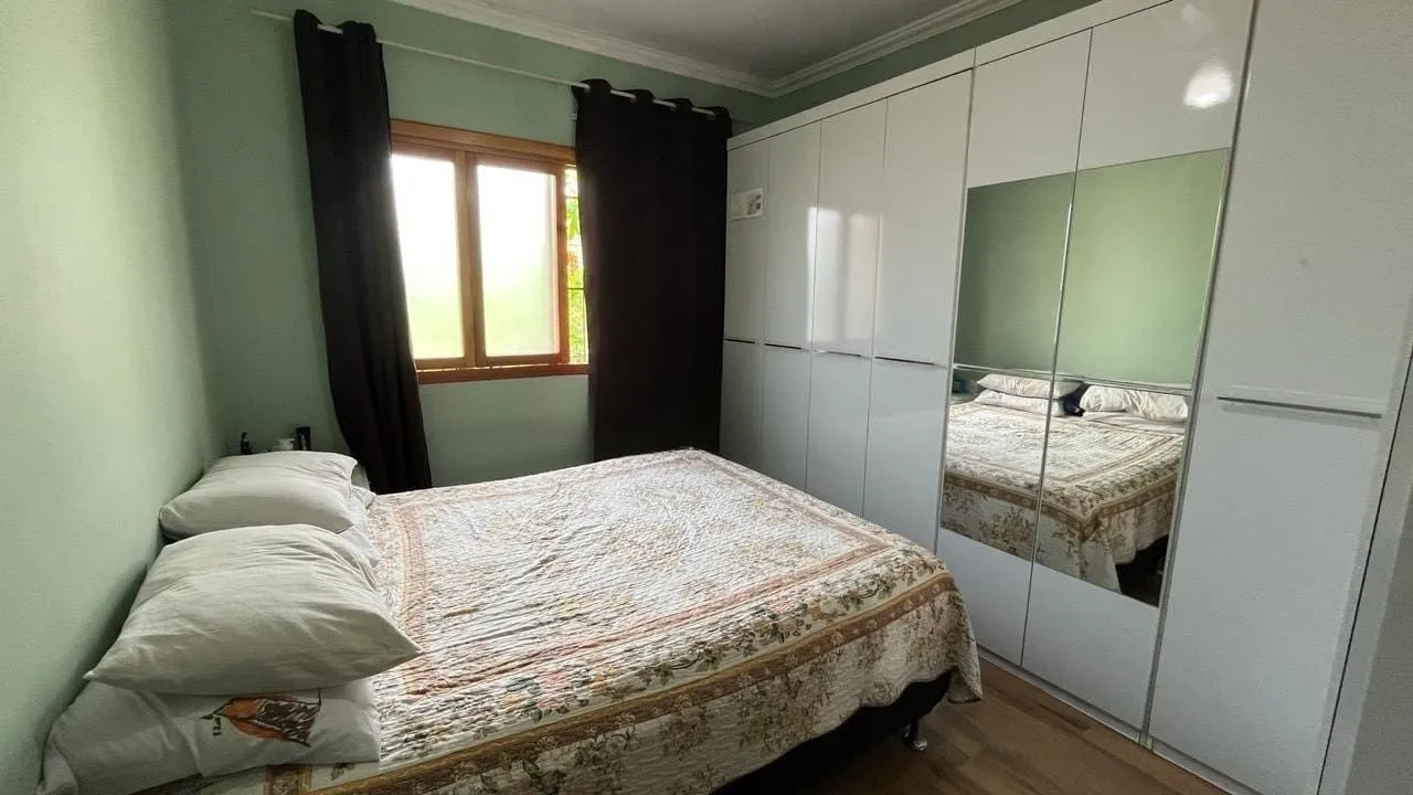 Imagem Casa de 4 dormitórios no bairro Santo Antônio, Porto Alegre