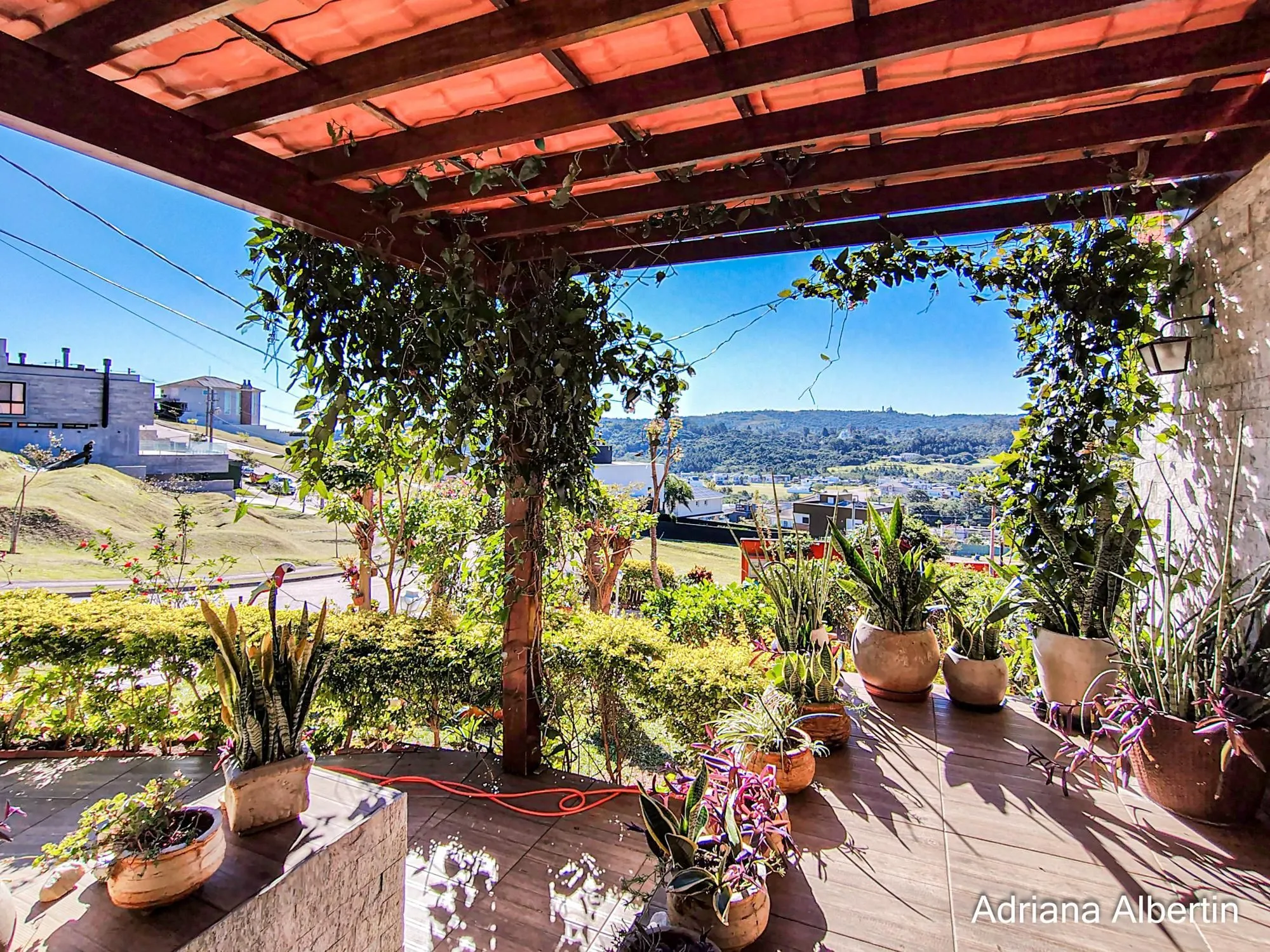 Imagem Casa estilo sítio no Alphaville Porto Alegre | Lago com carpas, pomar e vista permanente para o verde
