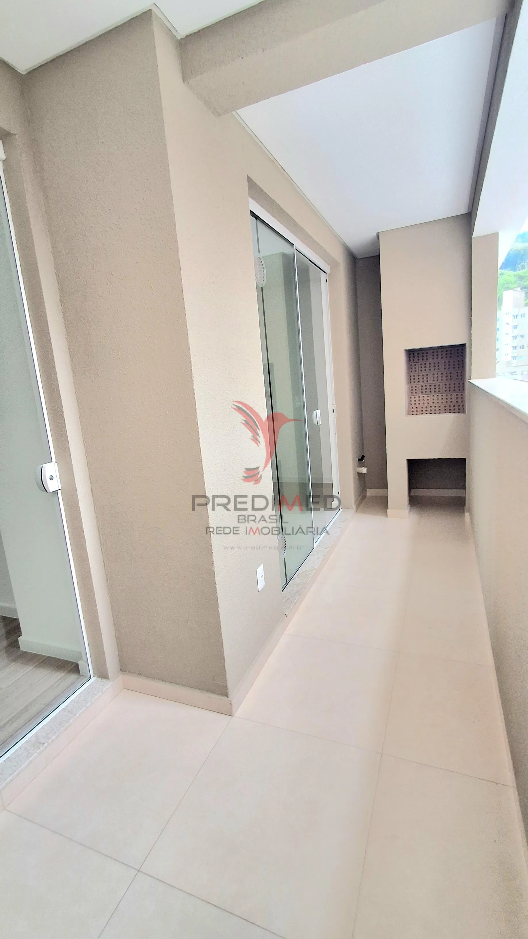 Imagem Apartamento de 2 Quartos em Itapema, Sacada com churrasqueira, a poucos metros do mar