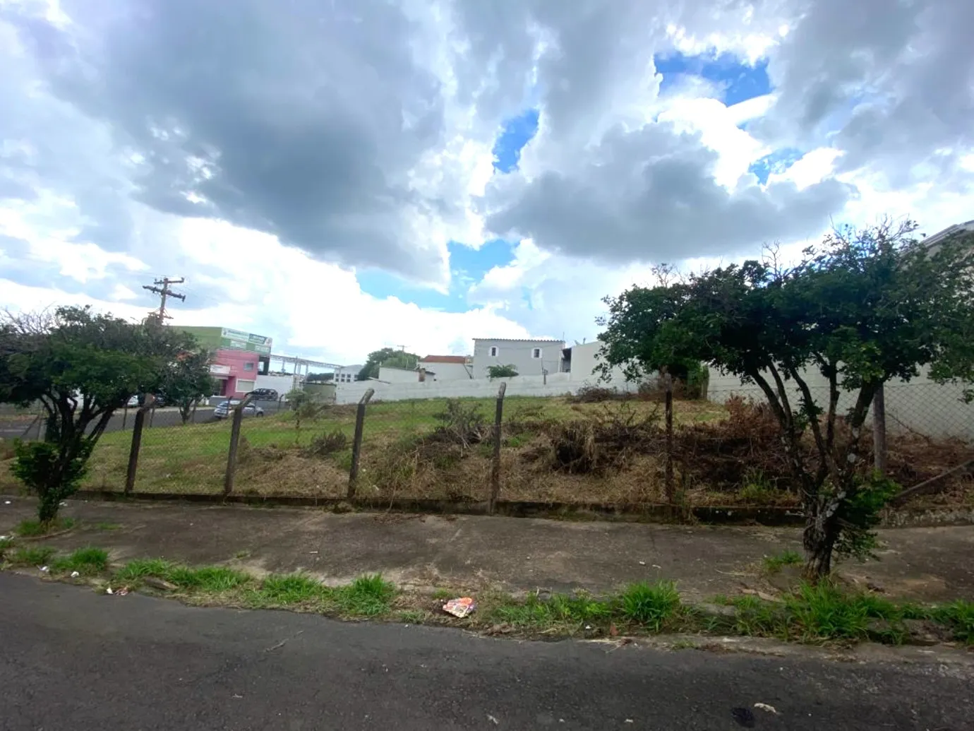 Imagem Terreno comercial de 582m² à venda em Valinhos-SP, no bairro Residencial São Luiz! Aproveite esta oportunidade única!