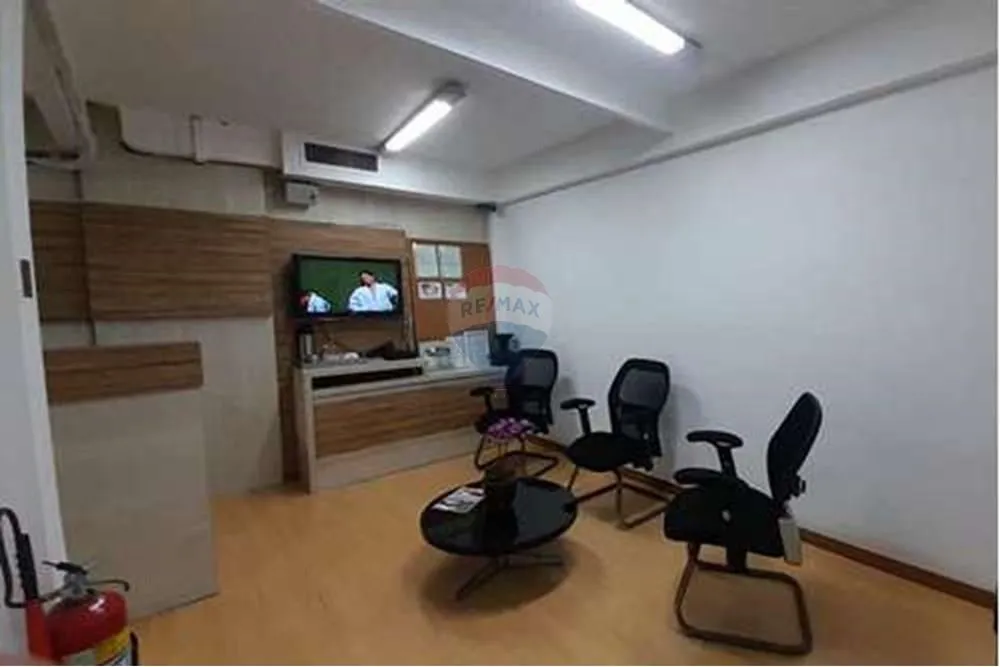 Imagem 3 lojas em Galeria próximo ao metro Copacabana, com total de 83m²