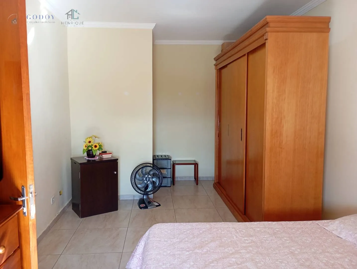 Imagem Imperdível! Sobrado com Suíte no Térreo + 2 Quartos e Garagem p/ 2 Carros.
