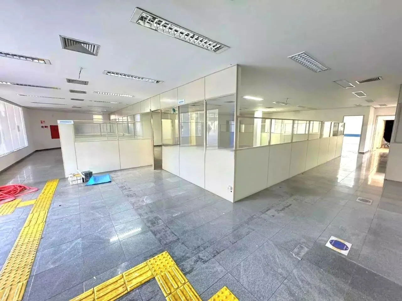 Imagem Ponto Comercial de Esquina com 360m², Grande Visibilidade, 3 Banheiros, Cozinha e Estacionamento Privativo