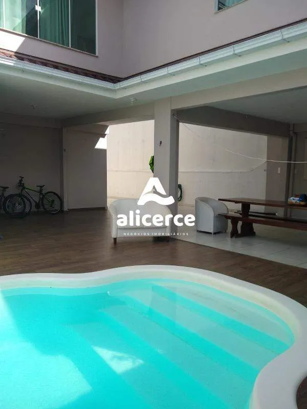 Imagem Casa Alto `Padrão a 1 quadra da Beira-Mar Continental | 3 Dormitórios I 4 Vagas de Garagens I Piscina no bairro Estreito - Florianópolis/SC