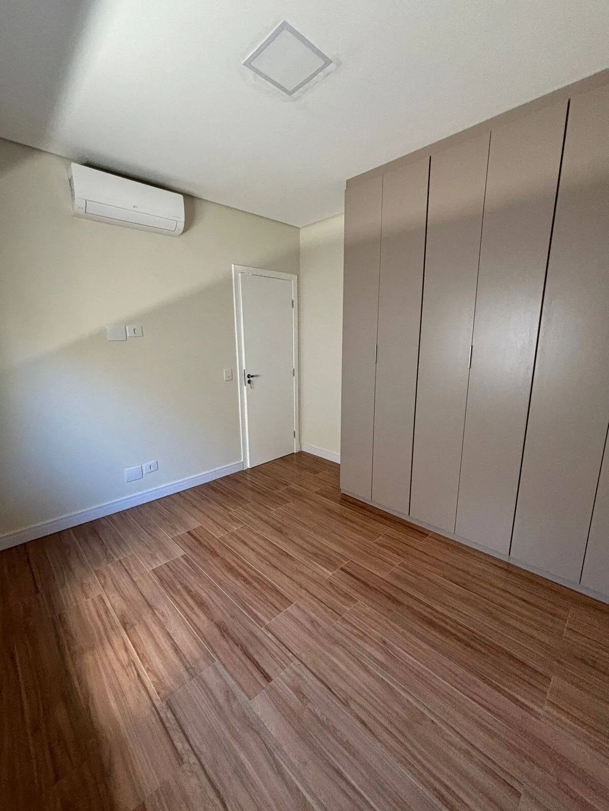 Imagem Casa Nova Planejada em Alphaville - 4 Dormitórios, 2 Suítes, Área de Lazer Completa e 4 Vagas