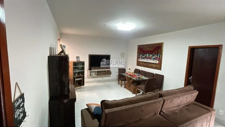 Imagem Casa padrão à venda no bairro São Benedito, Uberaba: 3 quartos, móveis planejados e porcelanato