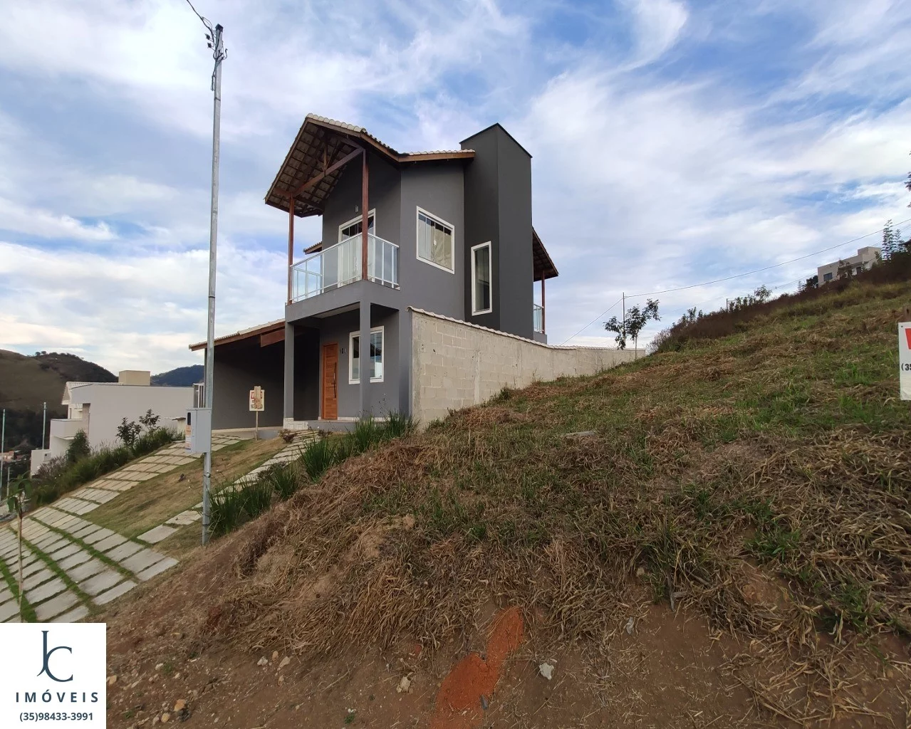 Imagem Casa à venda em condomínio horizontal fechado em São Lourenço MG. Portaria 24 h., bem localizado em bairro nobre.