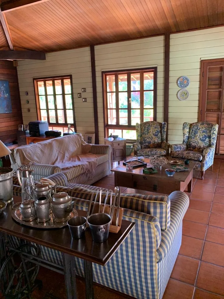 Imagem Venha se encantar com esta belíssima Casa de Campo localizada em um Condomínio Fechado!