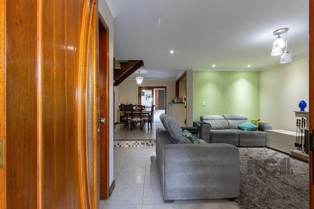 Imagem Casa para Venda - 300m², 5 dormitórios, sendo 1 suites, 4 vagas - Portal do Guarujá