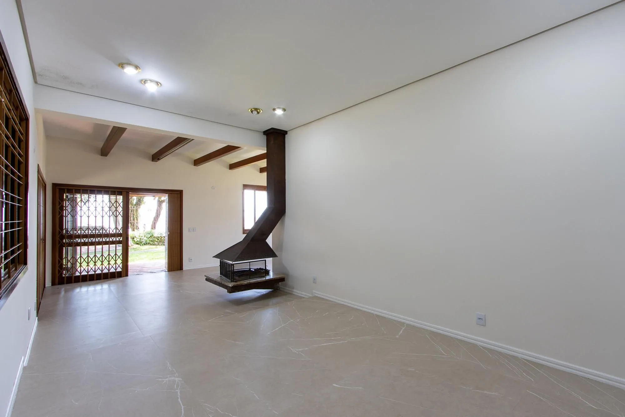 Imagem Casa com 2 dormitórios 3 banheiros. lareira e churrasqueira, e com arquitetura moderna.
