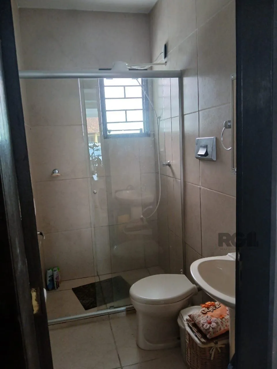 Imagem Casa de 2 dormitórios, com banheiro social, e um living em 2 ambientes, com banheiro Social, e cozinha com área de serviço, mais um patio pra 3 carros, e uma piscina nos fundos...
