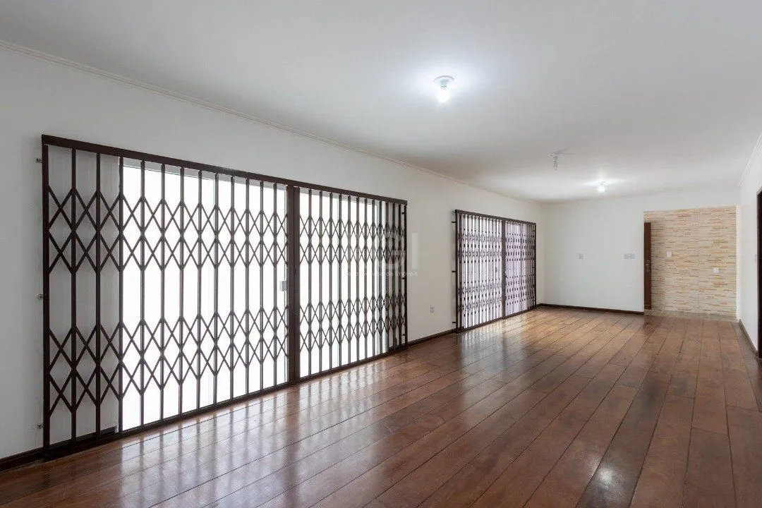 Imagem Casa para Venda - 454.7m², 5 dormitórios, sendo 1 suites, 8 vagas - Teresópolis