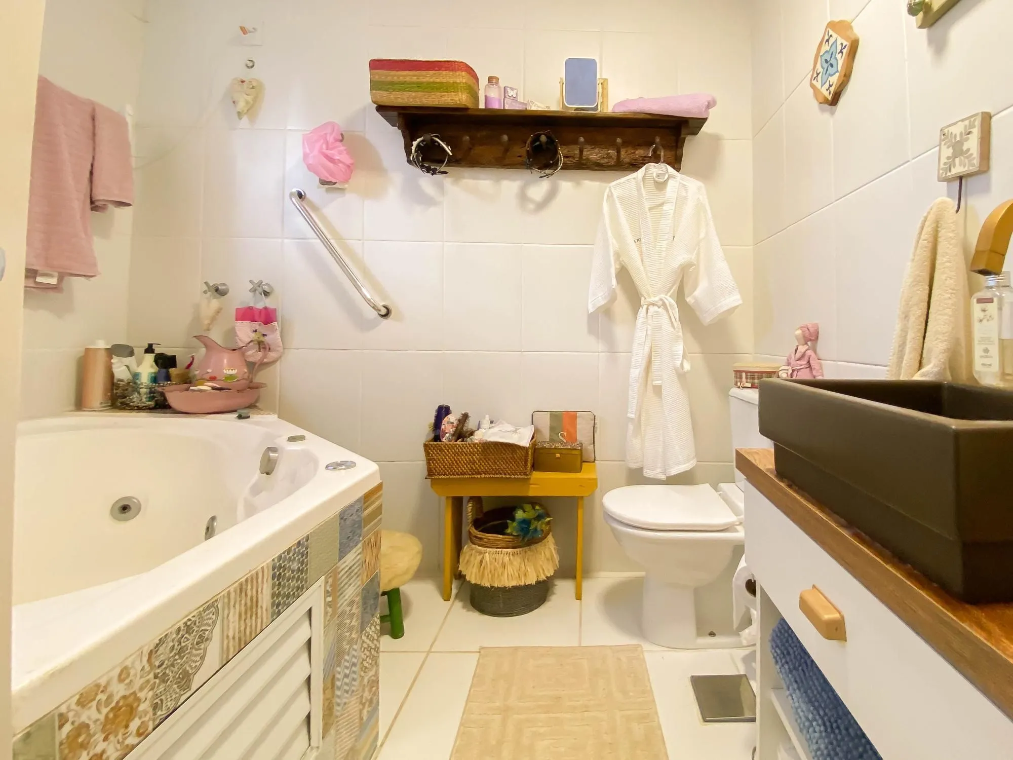 Imagem Casa semi-mobiliada à venda em condomínio fechado com 3 dormitórios e suíte