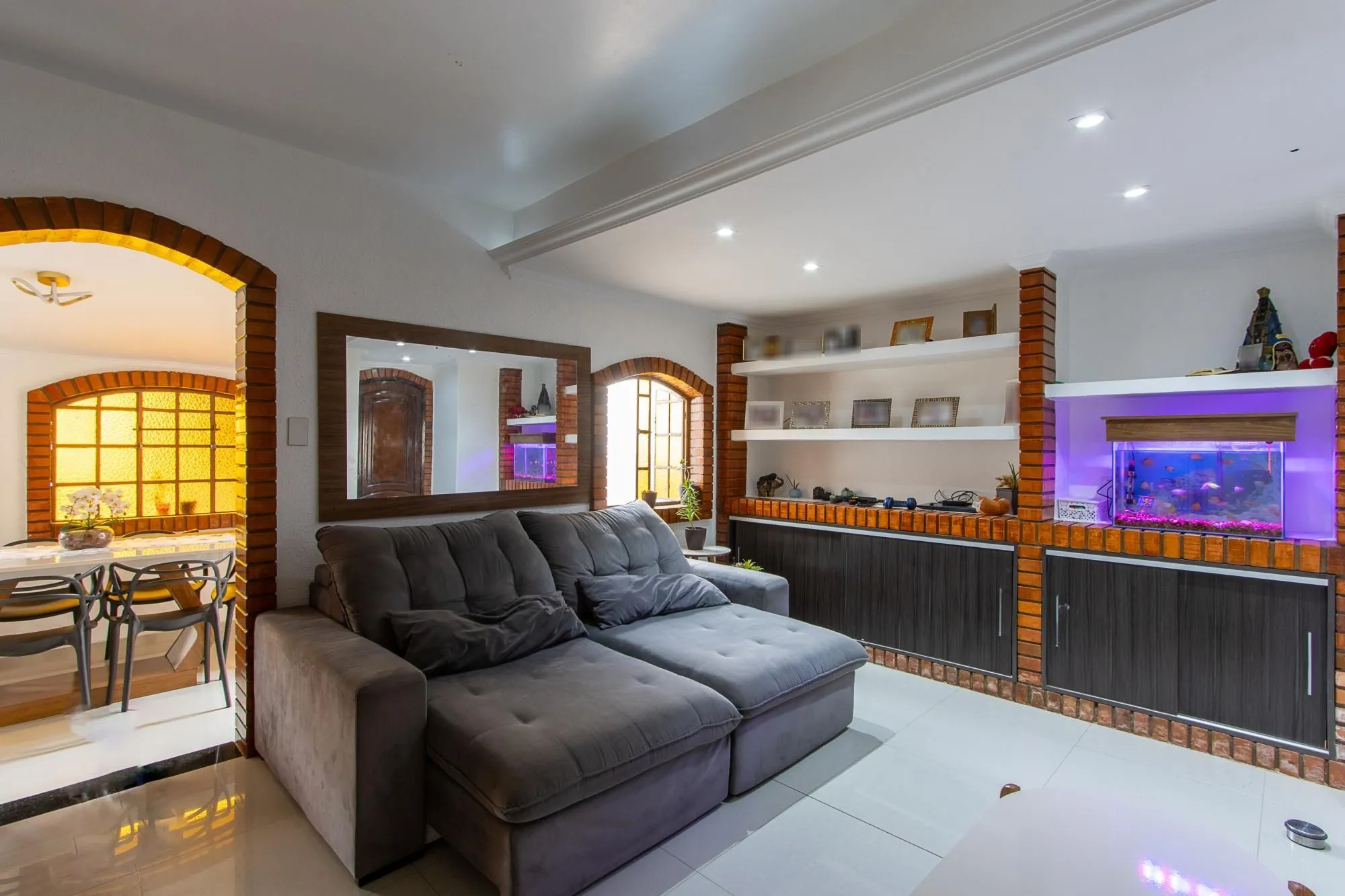 Imagem Casa de 4 dormitórios, 2 suítes, piscina, pátio e 2 vagas de garagem.