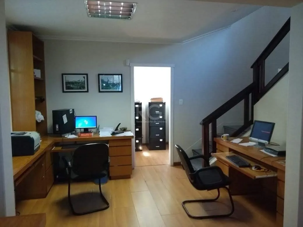 Imagem Casa para Venda - 300m², 4 dormitórios, 4 vagas - Menino Deus